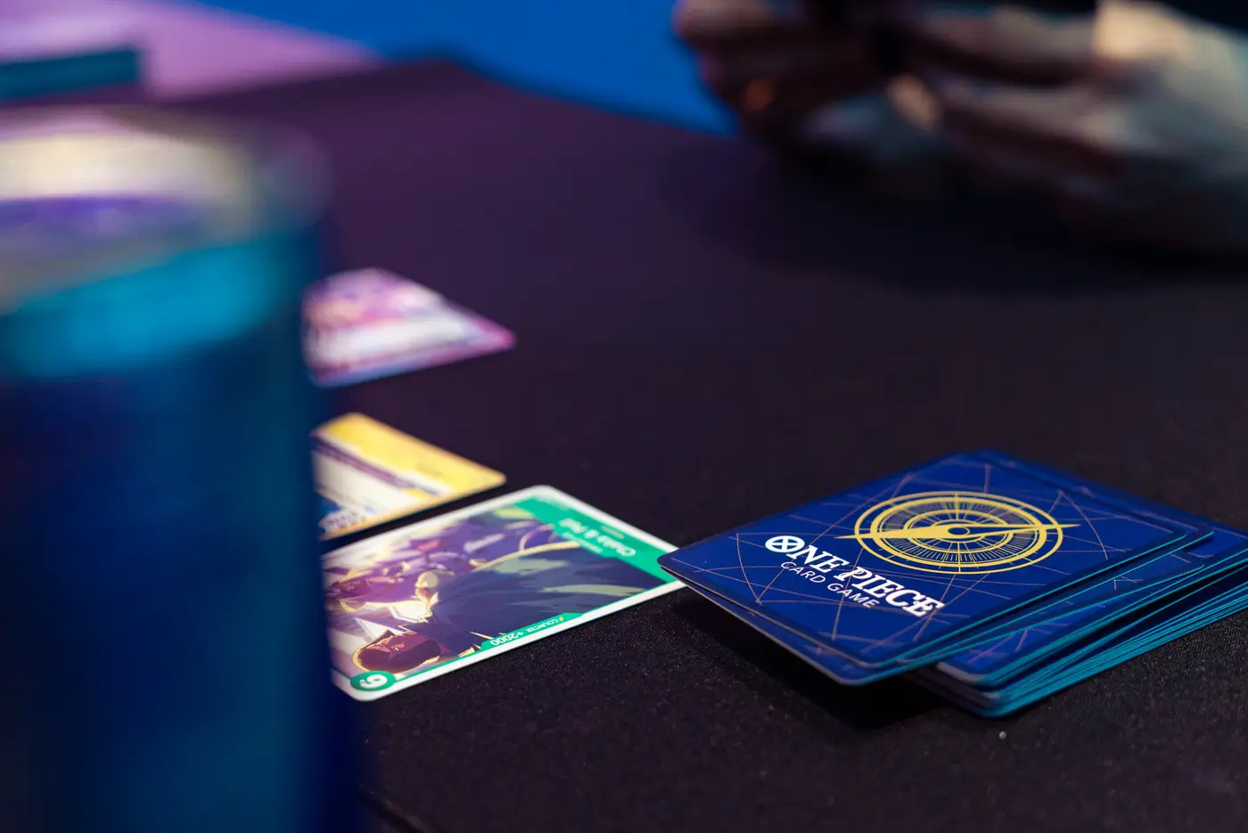 One-Piece-Deck neben dem Spielfeld