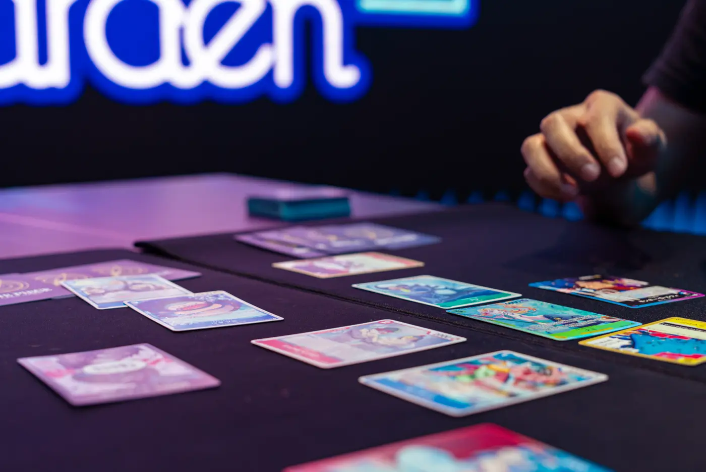 Spielzug über den Tisch hinweg